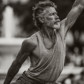 Instructor de yoga lucrând cu un grup de persoane mature într-un studio luminos și liniștit